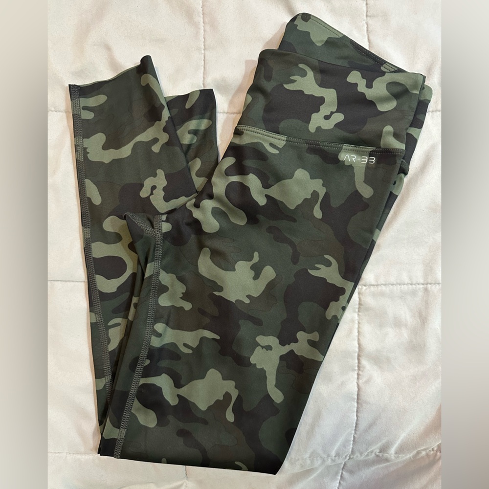 AR33 Leggings Size Medium
